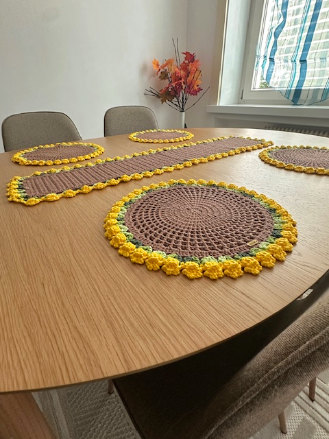 Handgemachter Tischläufer mit Blumenmuster 🌼🧵