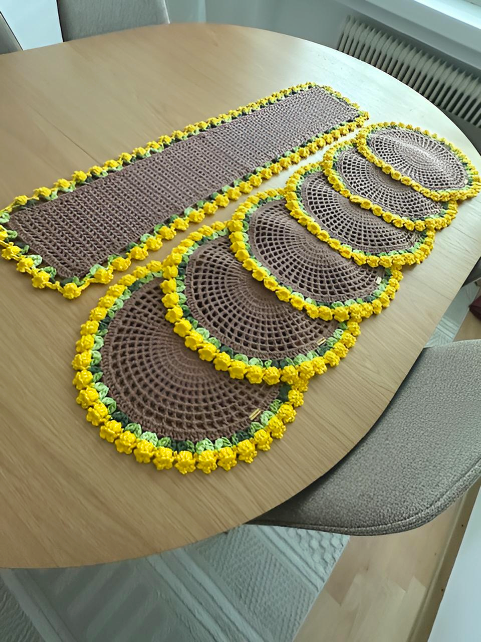 Handgemachter Tischläufer mit Blumenmuster 🌼🧵