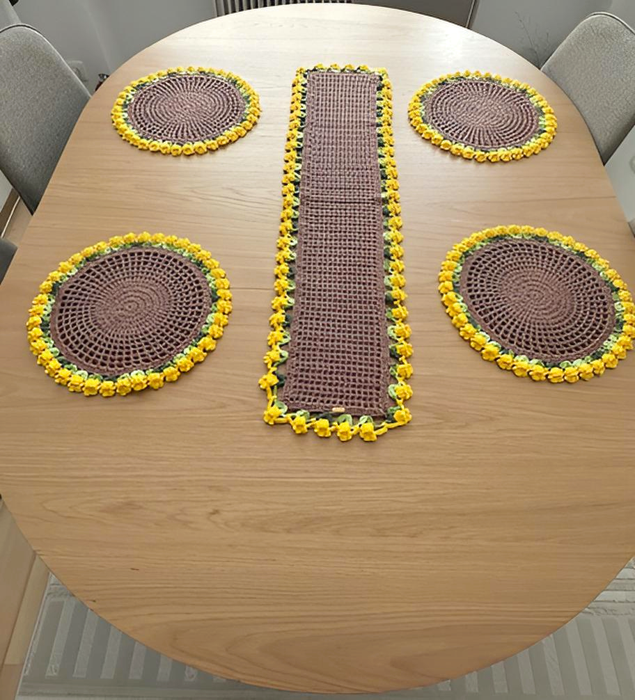 Handgemachter Tischläufer mit Blumenmuster 🌼🧵