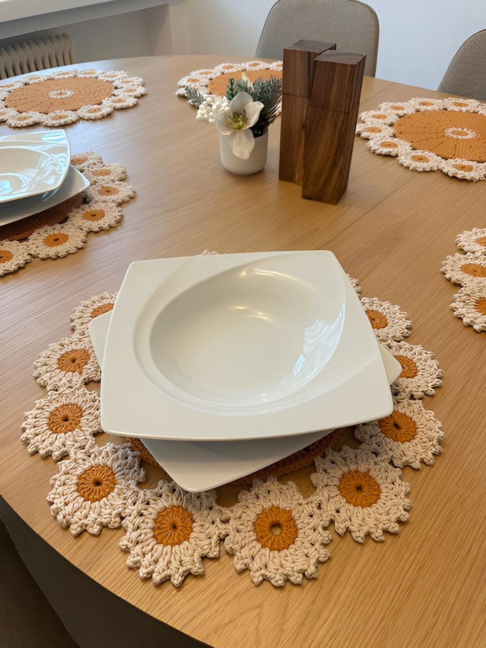 Tischläufer in warmen Naturtönen