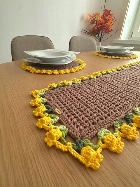 Handgemachter Tischläufer mit Blumenmuster 🌼🧵