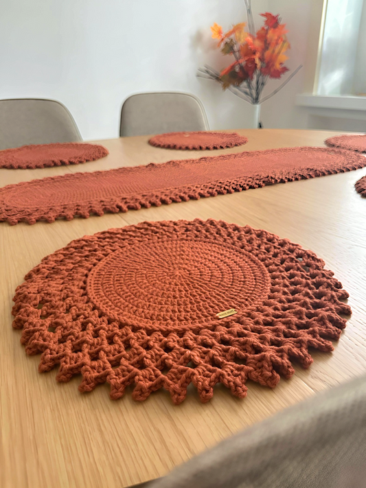 Handgemachter Tischläufer & Telleruntersetzer 🧵✨